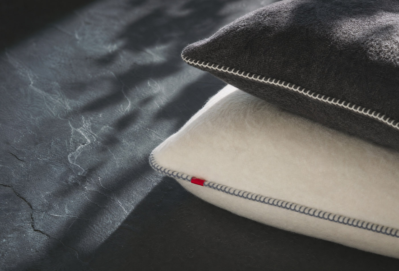 Coussins et plaids en boutique Brun de Vian-Tiran